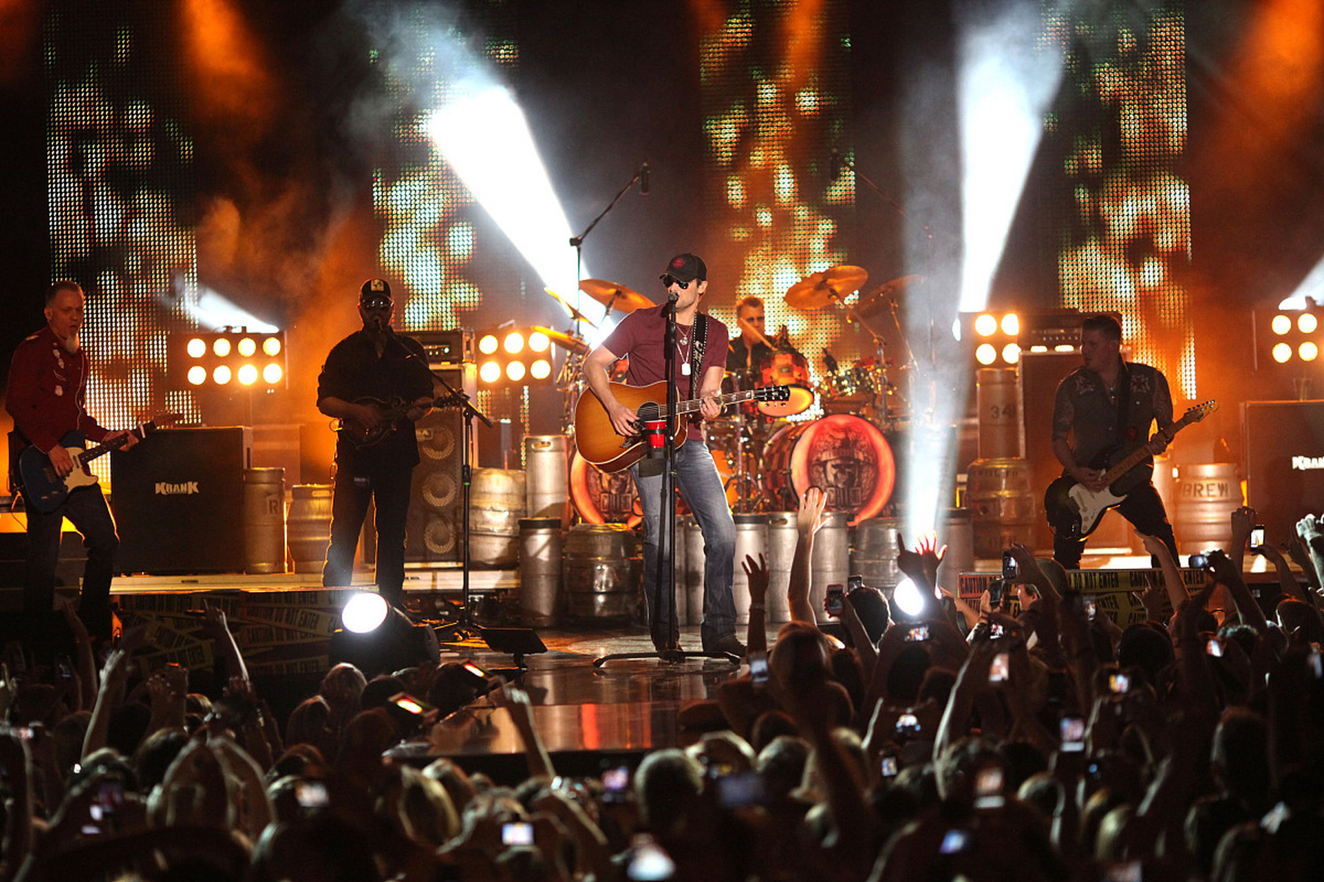 近日网上报道:"石家庄:全面打造摇滚之城".