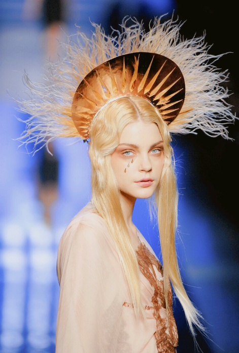 超模走秀化身流泪的玛格莉娜圣母,网友:美哭了