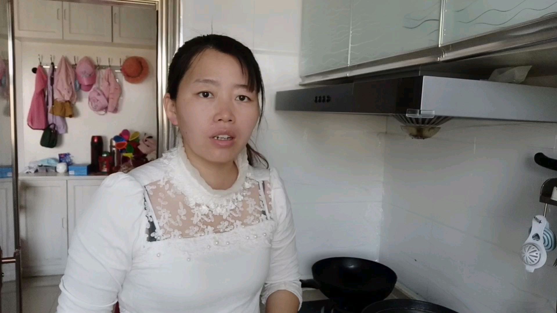 中午给宝宝做点面条,第一吃自热火锅太失败了