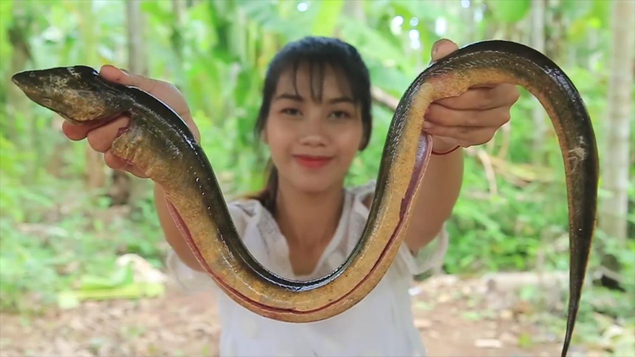 一定要让草木灰覆盖在黄鳝的身体每一个部位,清洗时间可以长一点.