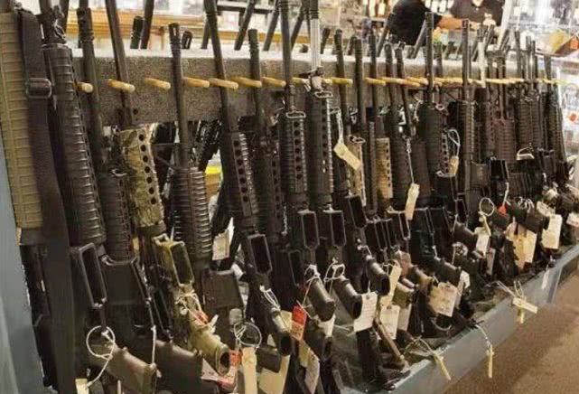 美国枪支贩卖店如同大型"军火库",一进去琳琅满目,应接不暇!