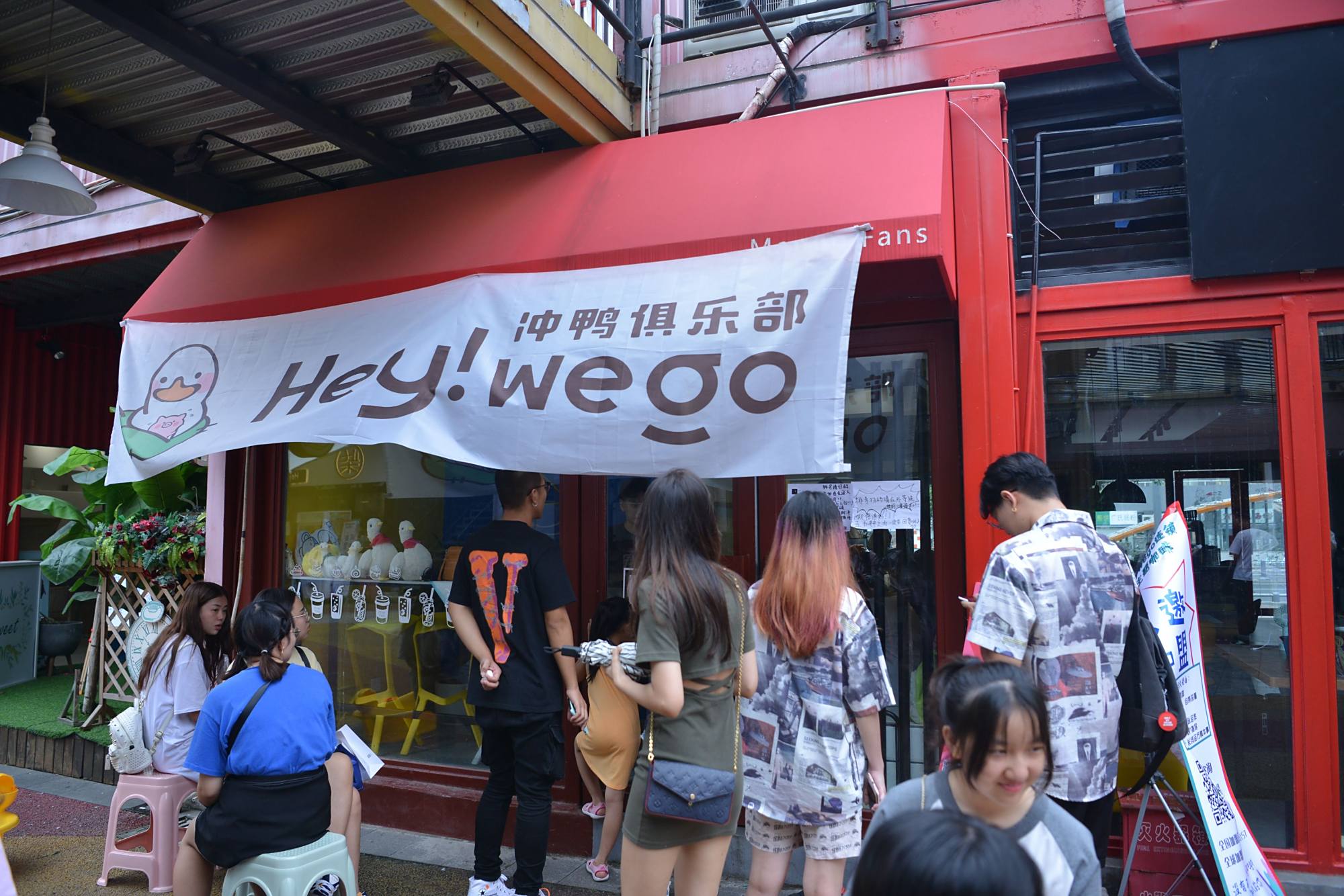 1万块一只的鸭子摆进咖啡馆,每天店内四处乱窜,女孩子排队关顾