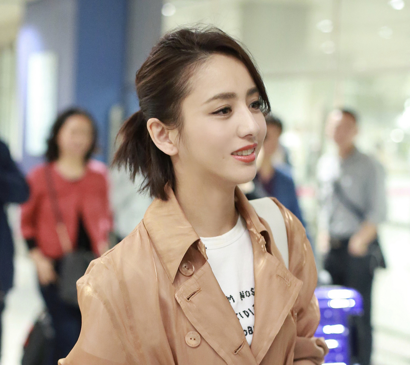 照片中,佟丽娅在阳光下随性摆拍,短发炸毛,慵懒又随性,率性而