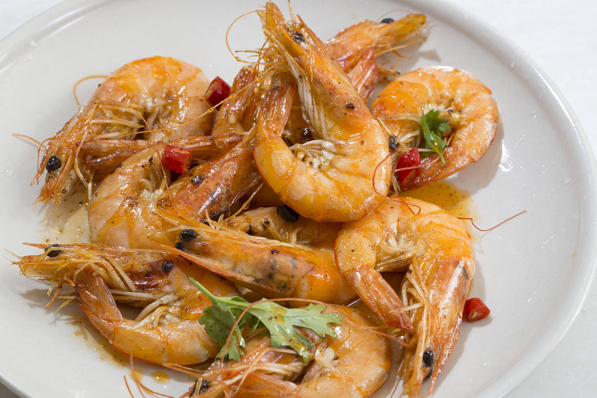 盐焗虾是一道美味可口,营养丰富的菜肴,制作简单方便.