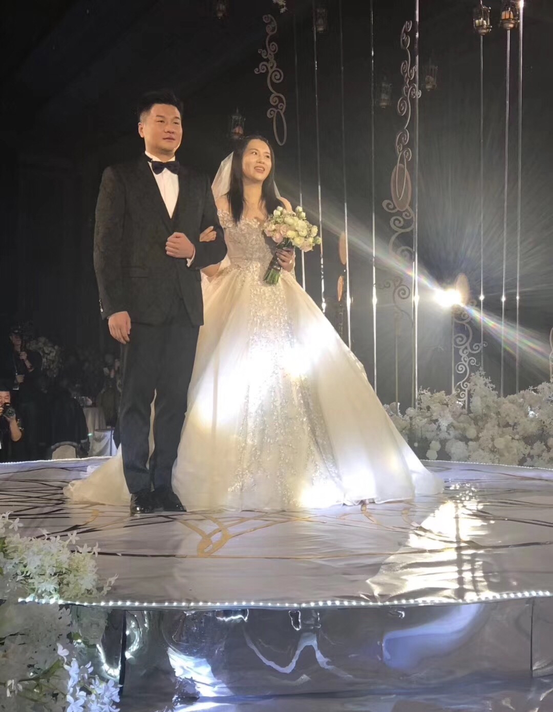 41岁李金羽沈阳大婚!妻子不是殷桃是普通人 抱1岁半儿子金豆亮相