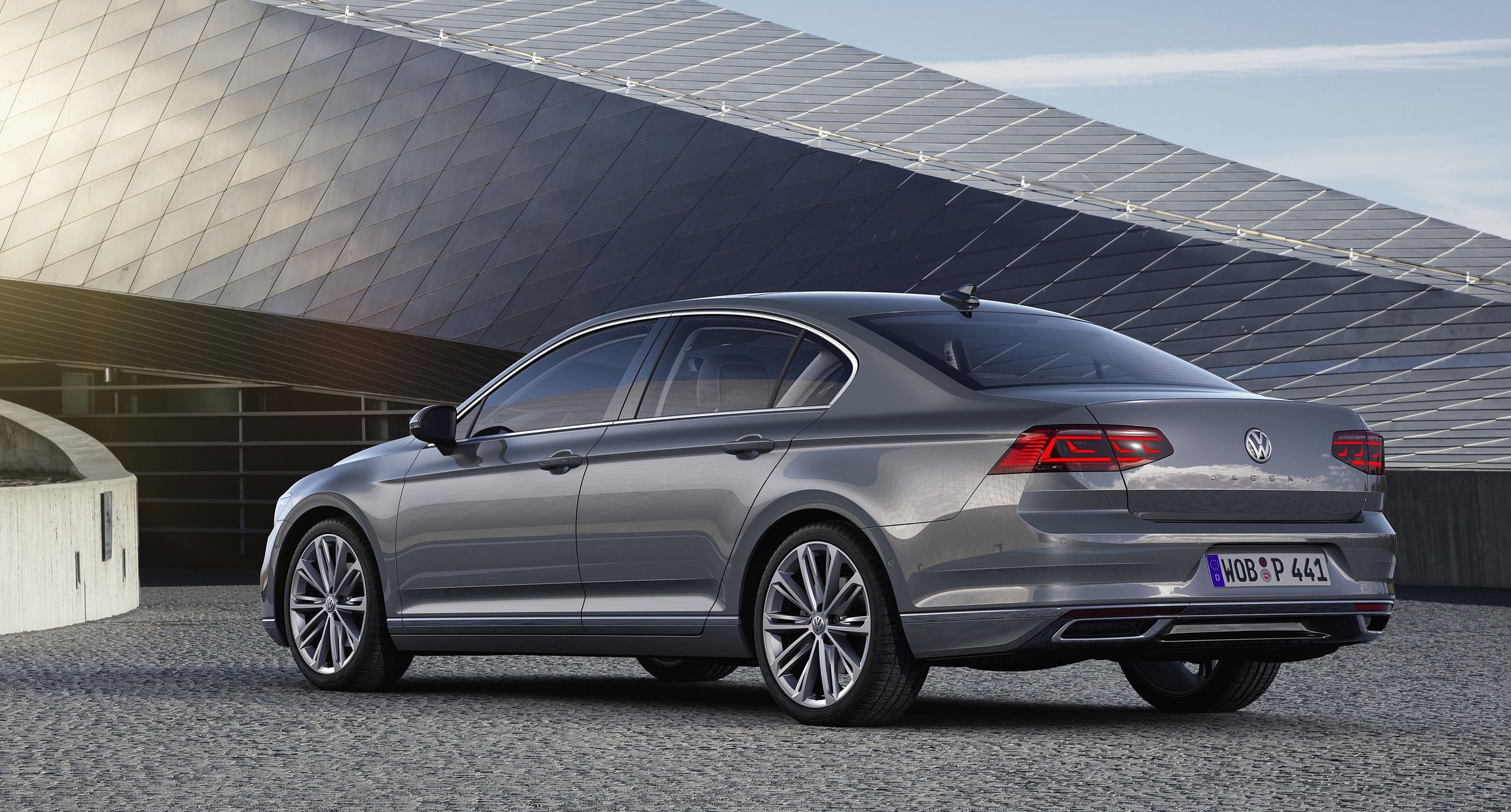 按照大众以往的规律,国产迈腾的中期改款车型应该在今年下半年上市.