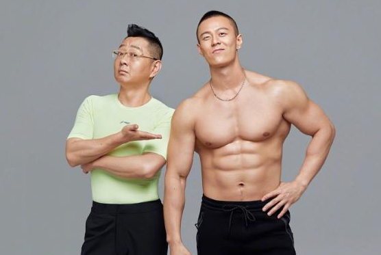 还不减肥吗?张绍刚晒健身照,小肚腩变腹肌,网友:说好的油腻呢