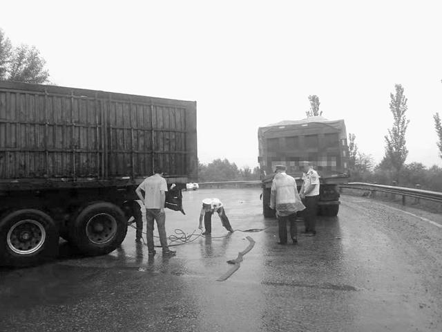 雨天车辆侧滑 右玉交警冒雨帮拖车