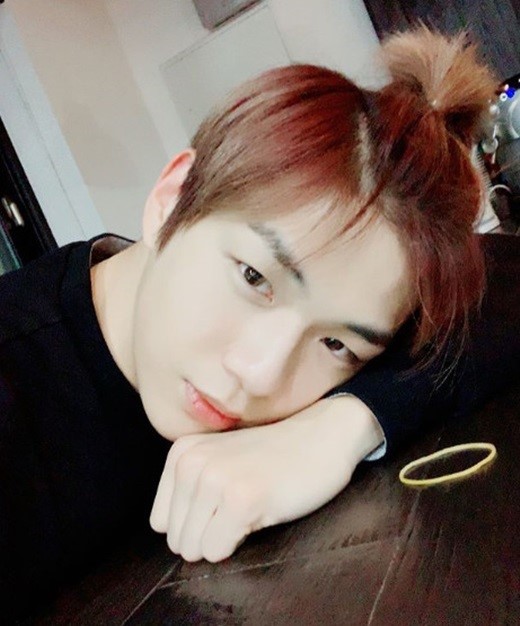 姜丹尼尔发素颜自拍照 扎冲天辫可爱歪头|韩国艺人|容貌|姜丹