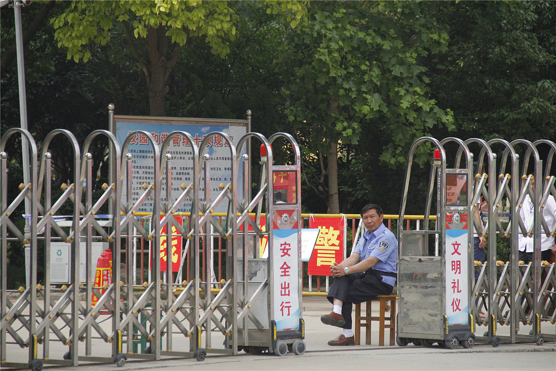 正常节假日三倍工资,有些公司能正常给你开工资就不错了,三倍工资想都