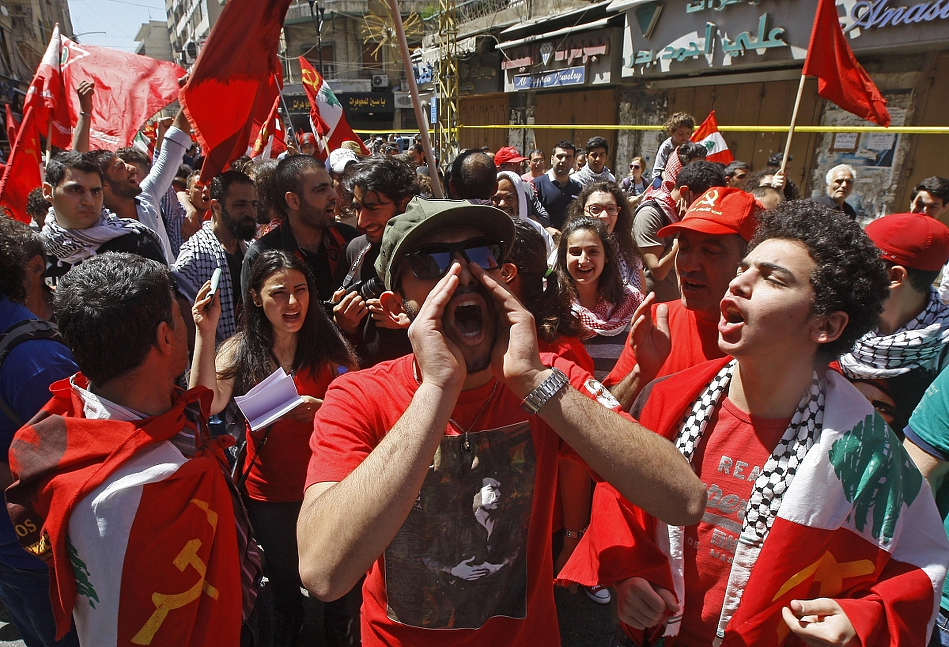 德国数千名民众举行反战游行  当地时间8日,德国柏林数千名民众举行反