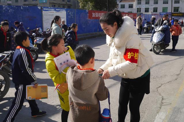 平利县城关小学:"四位一体"护学岗筑牢校园安全网