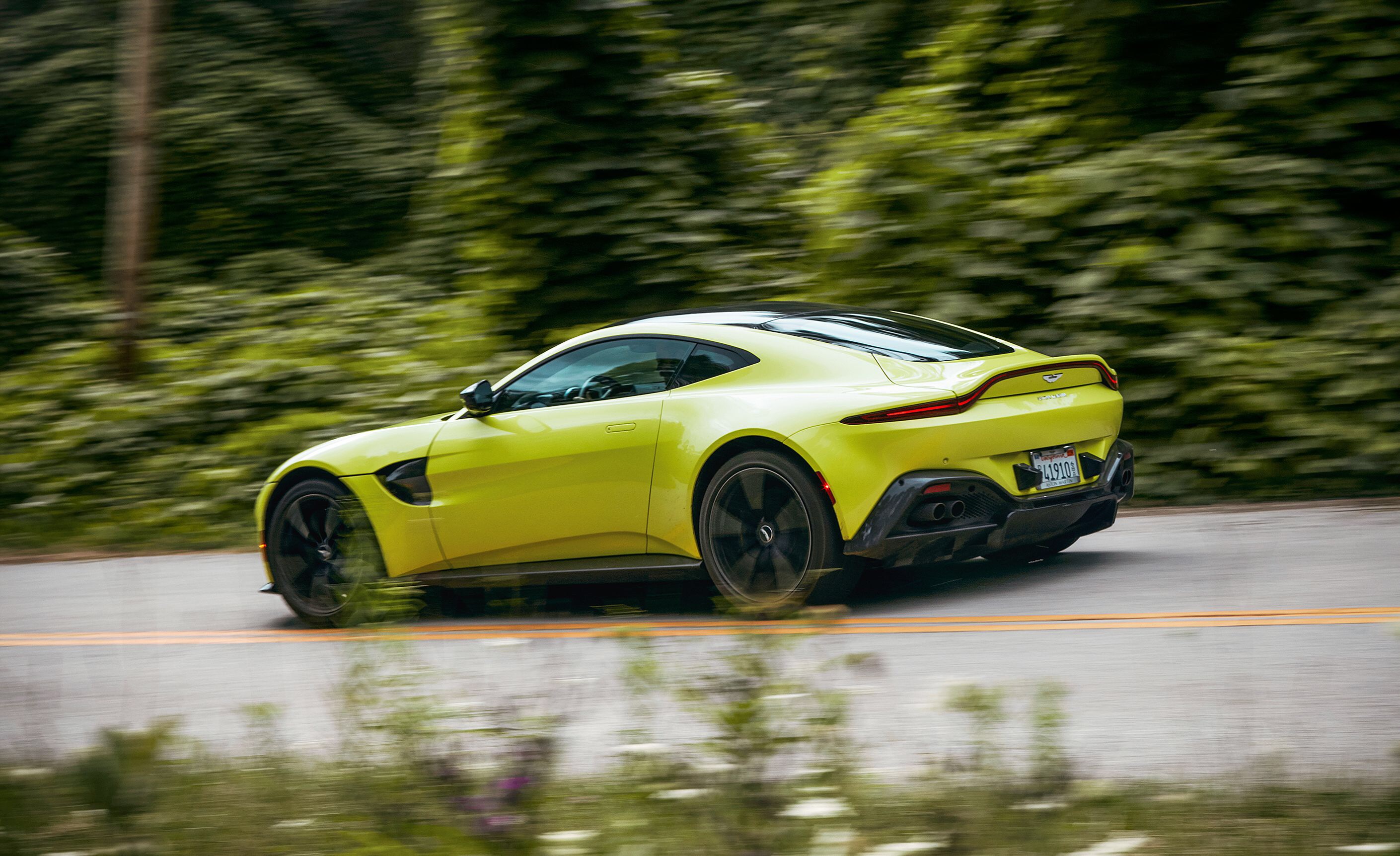 跑车摄影:阿斯顿马丁 vantage与保时捷 911 gt3