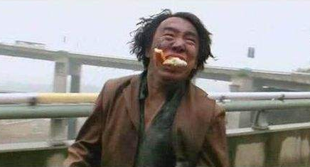 把面包吃出高度的几位明星:王思聪霸气,郭德纲的像虫子爬在脸上