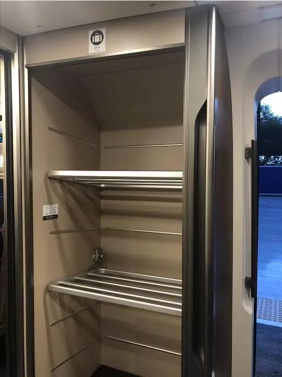 行李架下面是座位号码标识