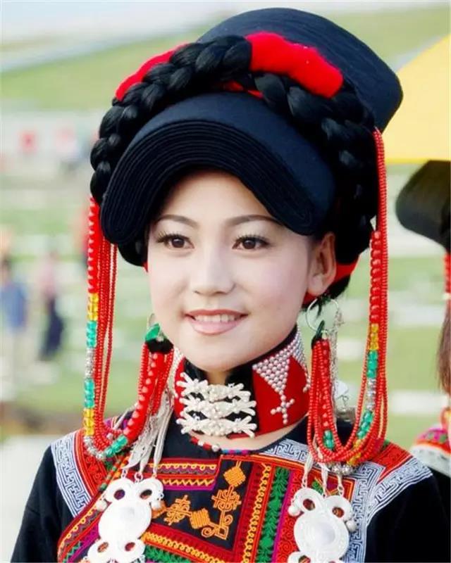 那么多少数民族纯天然美少女你不看,看什么假脸姐妹团?