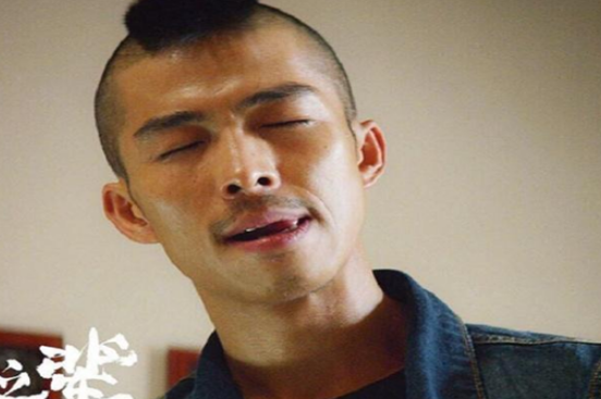 《我不是药神》中的黄毛,真正颜值有多高?网友:瞬间沦陷