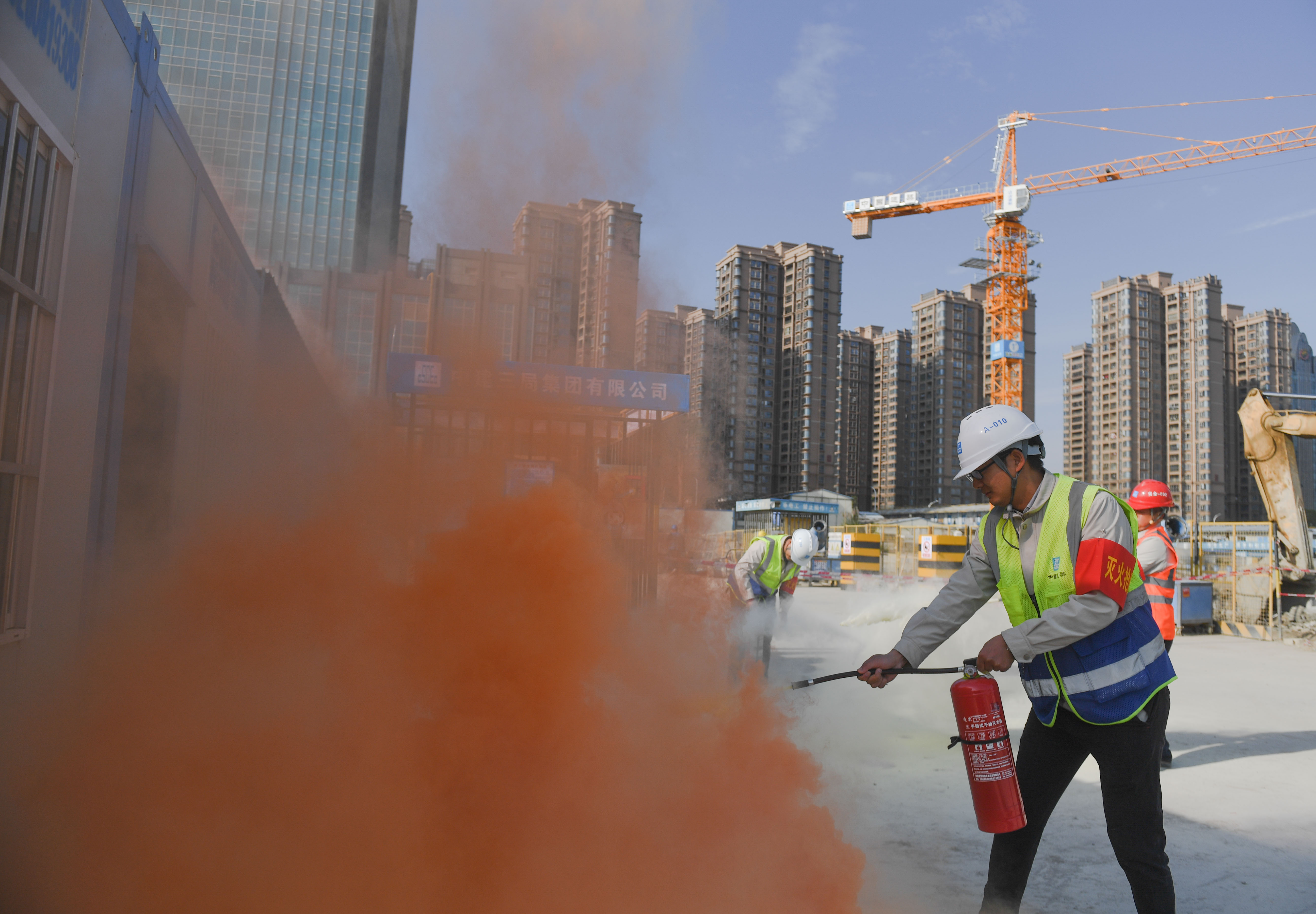 福建泉州举行建筑施工消防安全事故应急救援演练