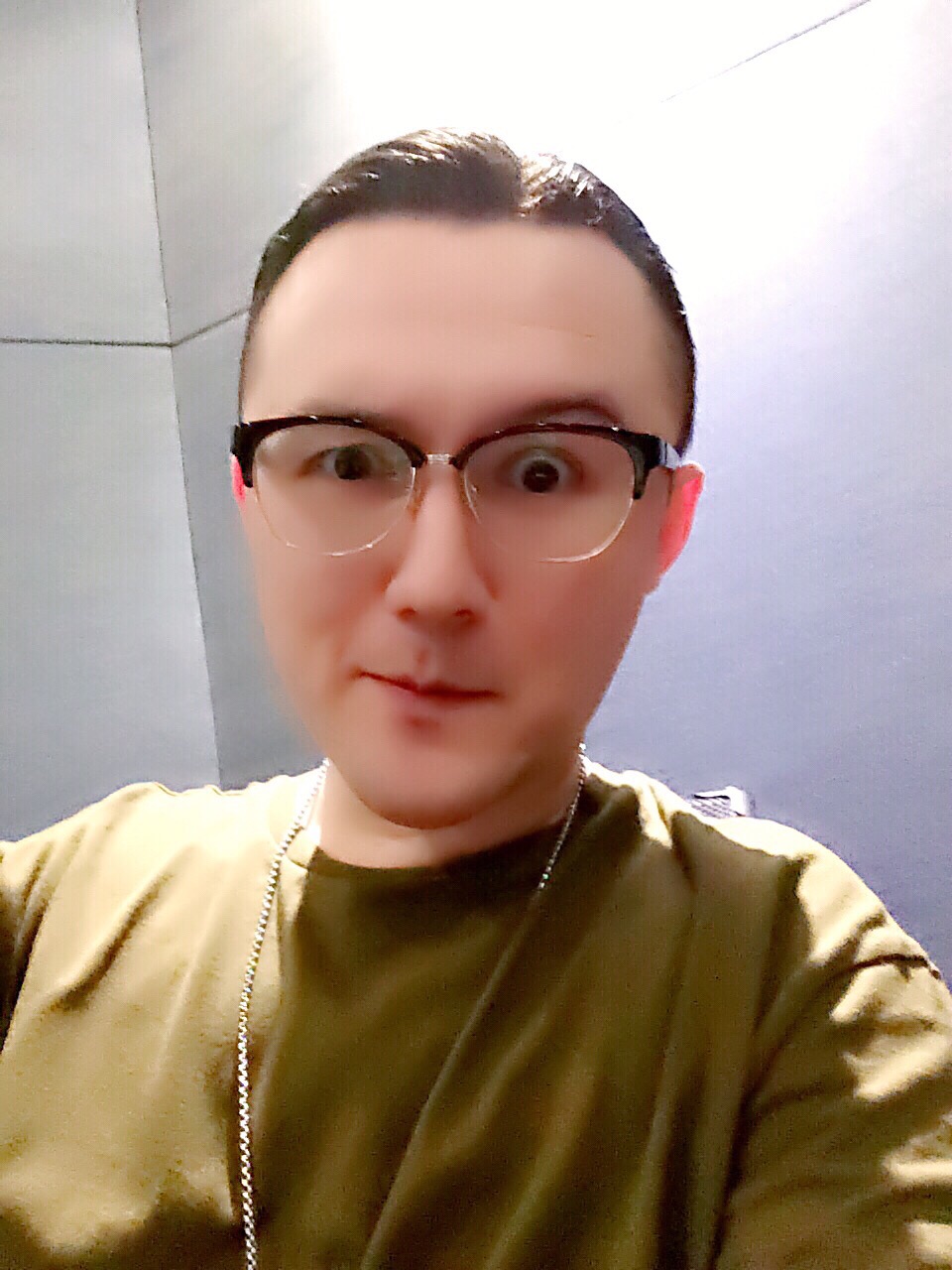 他是燃炸全场黑马rapper,他说他不混地下,他是血性男人那吾克热