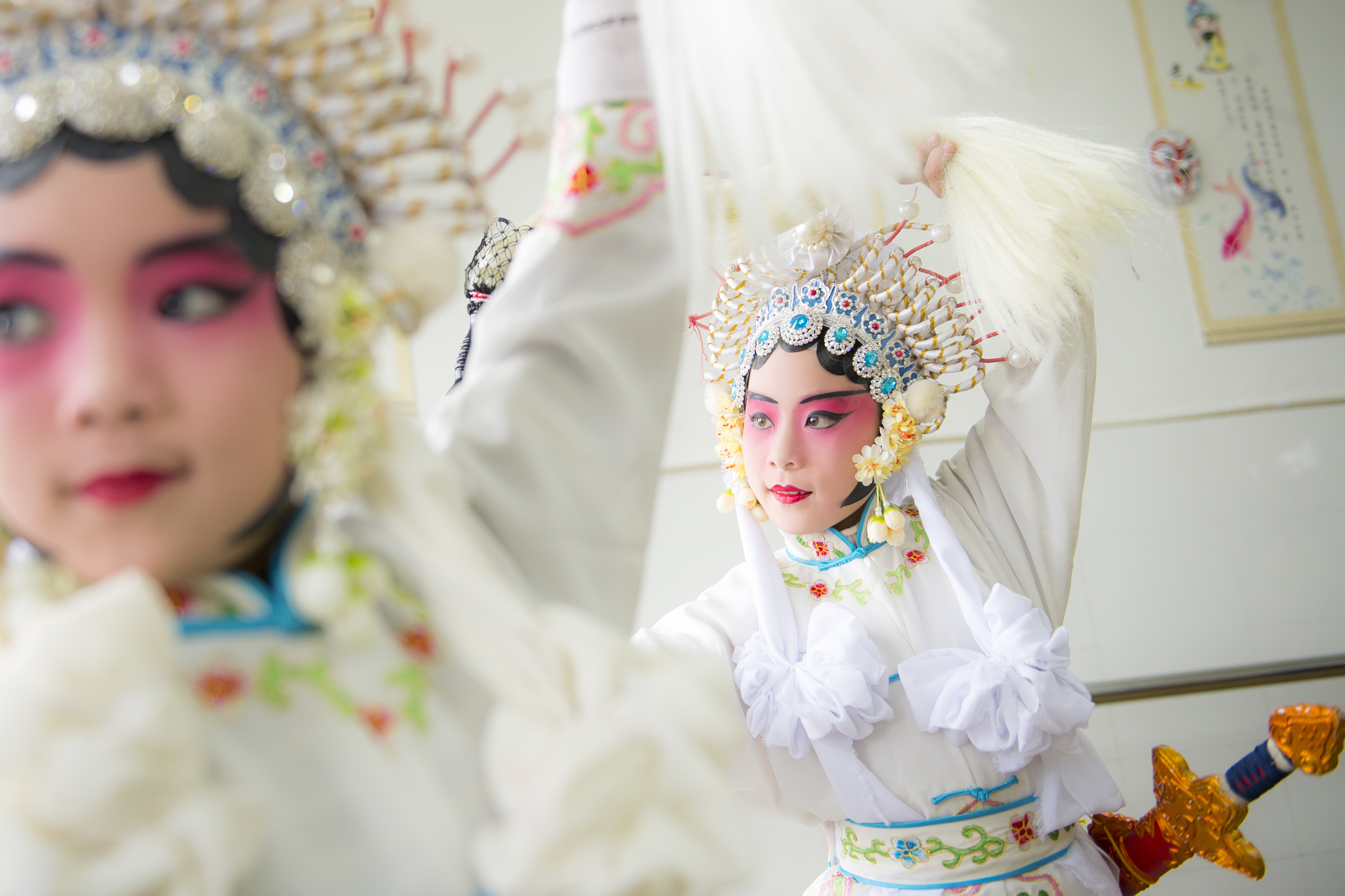 1月5日,在江苏南通海安市城东镇西场小学,学生在练习京剧表演.