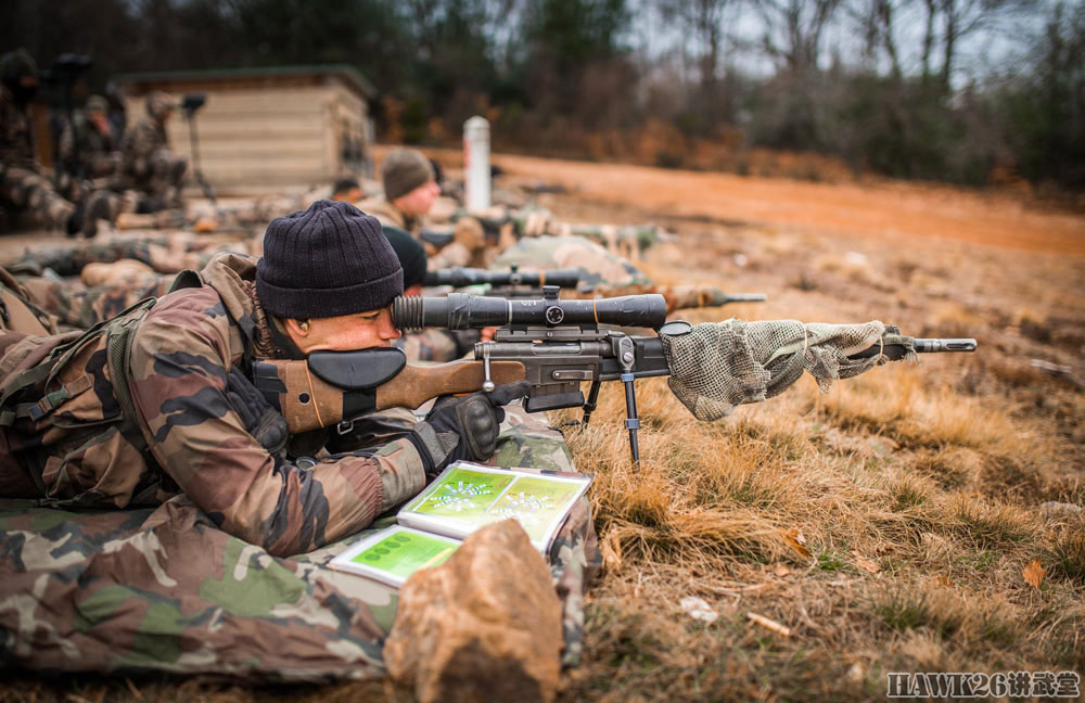 法军狙击手实弹射击训练 教官一旁监督指导 可随时翻阅学习资料
