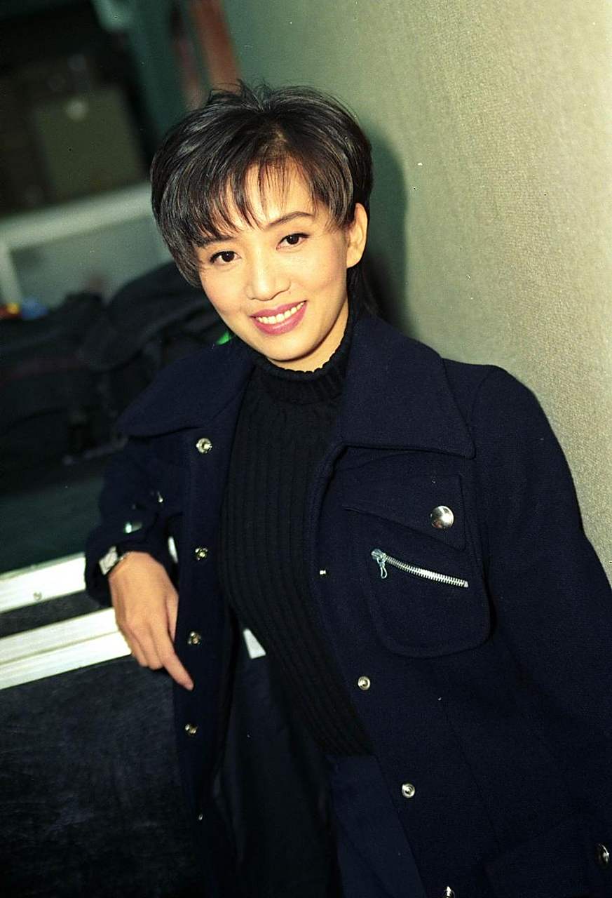 梅艳芳的故事确实充满了让人心痛的细节,她在家庭中所遭受的不公平