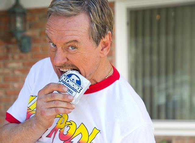 跳进水里抓鳄鱼,和熊打比赛!看看wwe罗迪派彭做过哪些疯狂的事