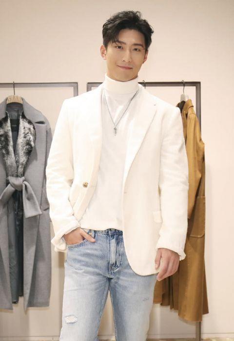 窦骁灰色羽绒服搭配一身黑色内搭 看起来十分酷帅有型