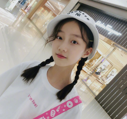 赵薇的"女儿"12岁了,颜值超高不输小四月,美人胚子气质凸显