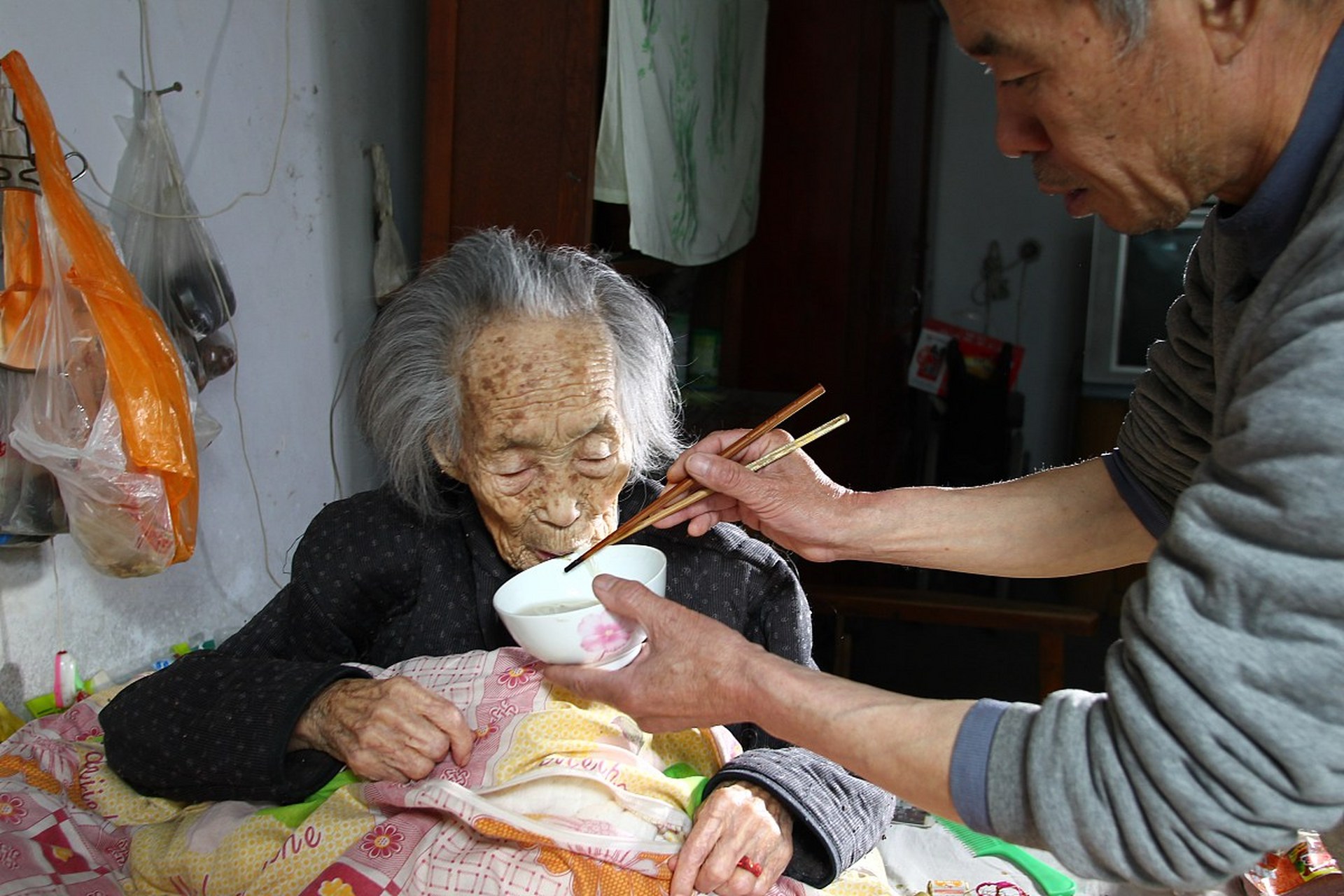 我儿子是个孝顺的好儿子,他今年刚从武汉大学研究生毕业,就进了华为