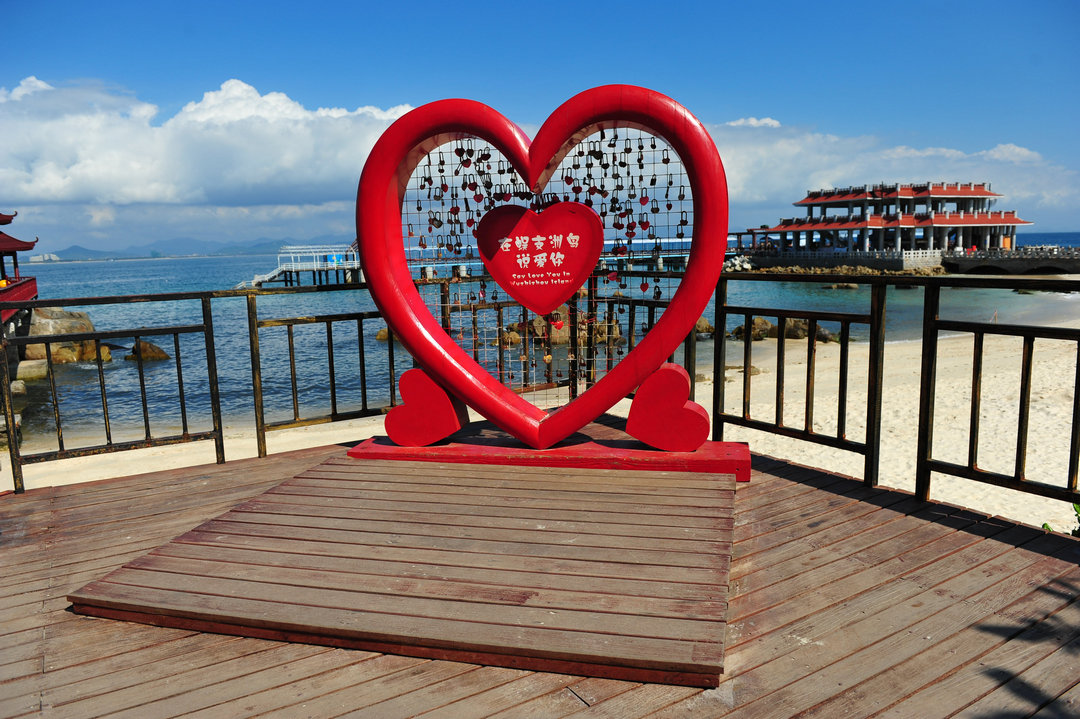 三亚因动物而改名的岛,被称情人岛,为中国著名潜水地