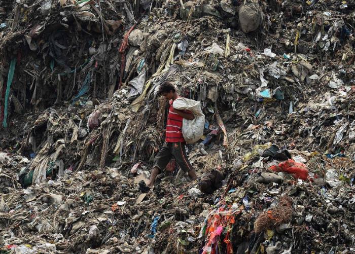 世界最"脏"的城市,几乎看不到垃圾桶的身影,垃圾堆成山