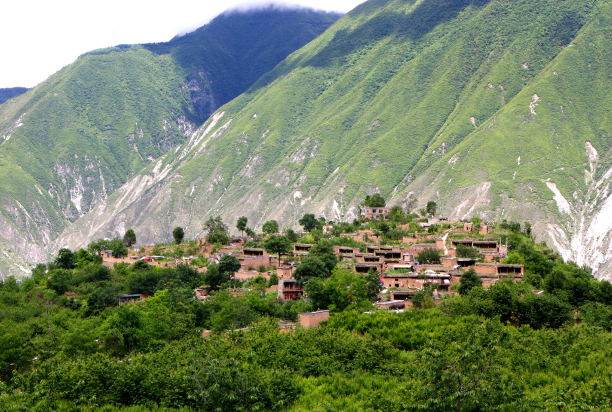 "云端上的村落"萝卜寨是世界上最大,最古老的黄泥羌寨