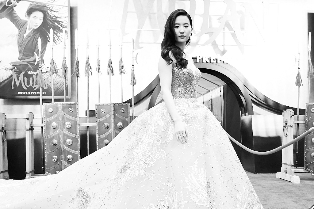 电影《花木兰》首映礼红毯 刘亦菲貌美如仙女