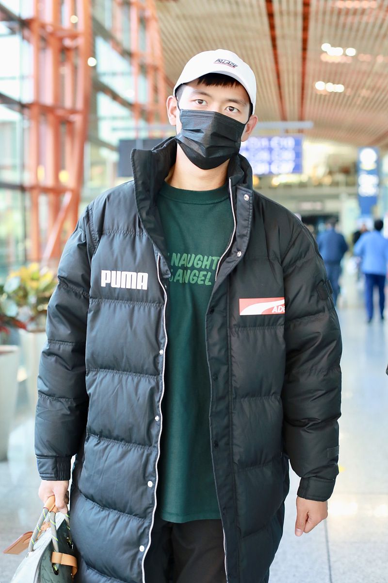 李现街拍:puma羽绒服lv老花行李袋 彩红球鞋高大帅气