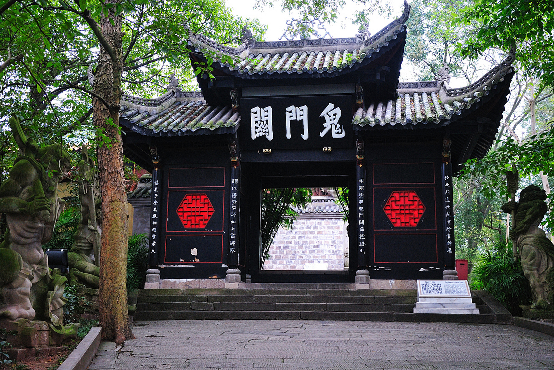 当地特色美食推荐包括糊辣壳小面,麻辣鸡块,孟婆汤