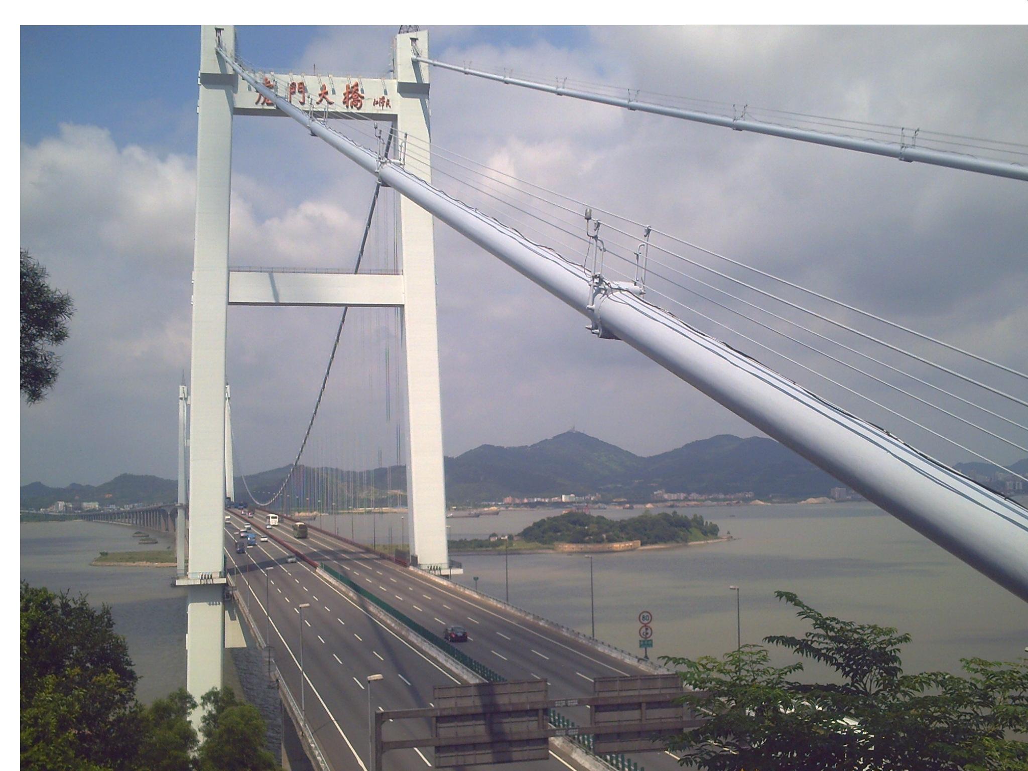 虎门大桥是我国第一座大型悬索桥,是在香港回归前建成的,承担着广东的