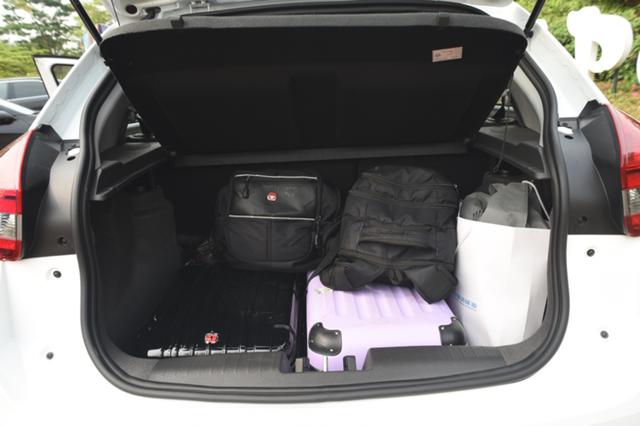 后备箱空间也表现不错,3个20寸拉杆箱放置搓搓有余,还可以放不少杂物