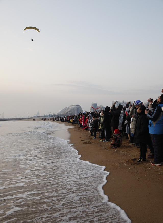 2020新年第一天,山东日照2万多人,齐聚海边喜迎日出