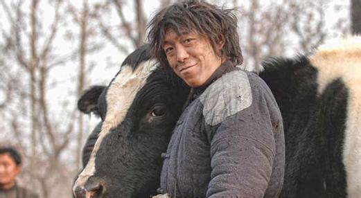 在《斗牛》中,黄渤饰演的是一个有着乞丐经历的角色,名叫牛二.