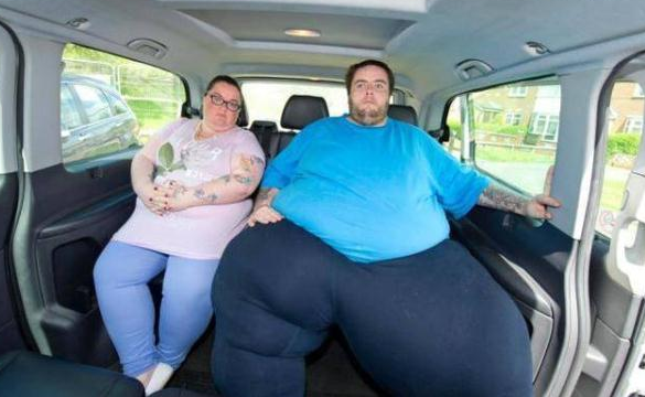 胖妞体重240斤,男友460斤,因为太重压坏出租车!