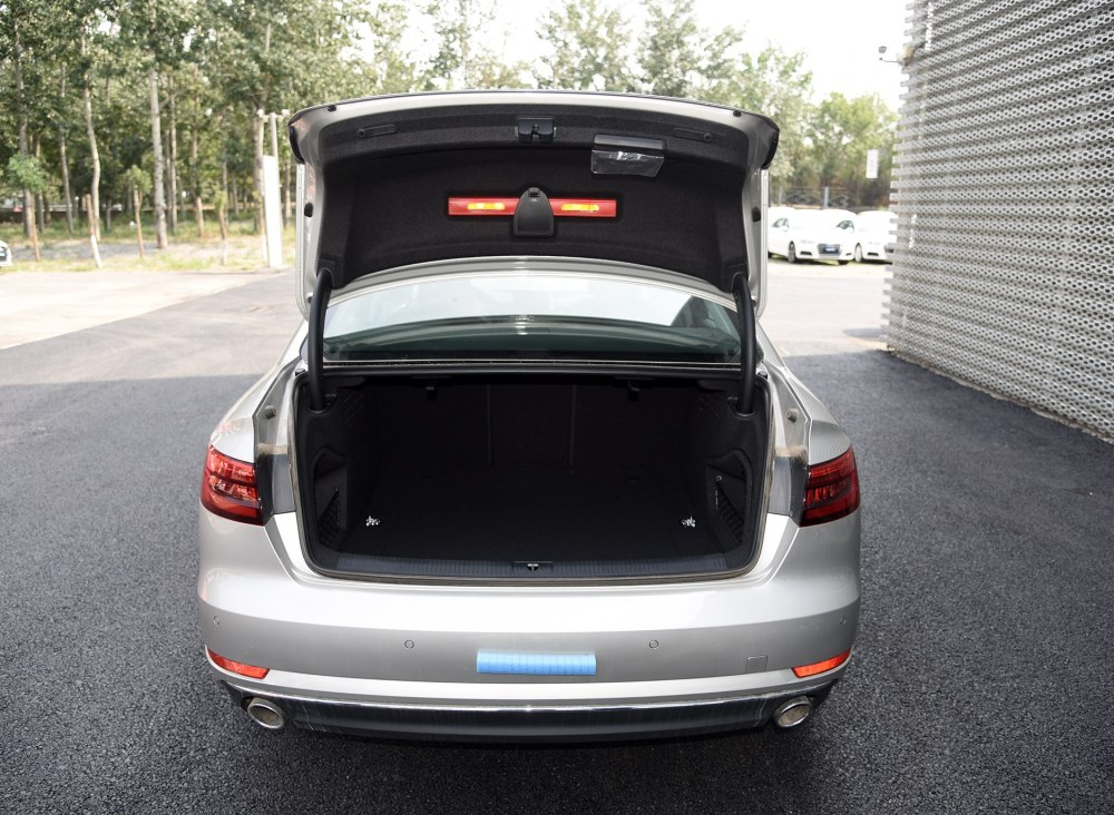 科技感超强,动力杠杠的小车,那就是我们国产的一汽奥迪a4l