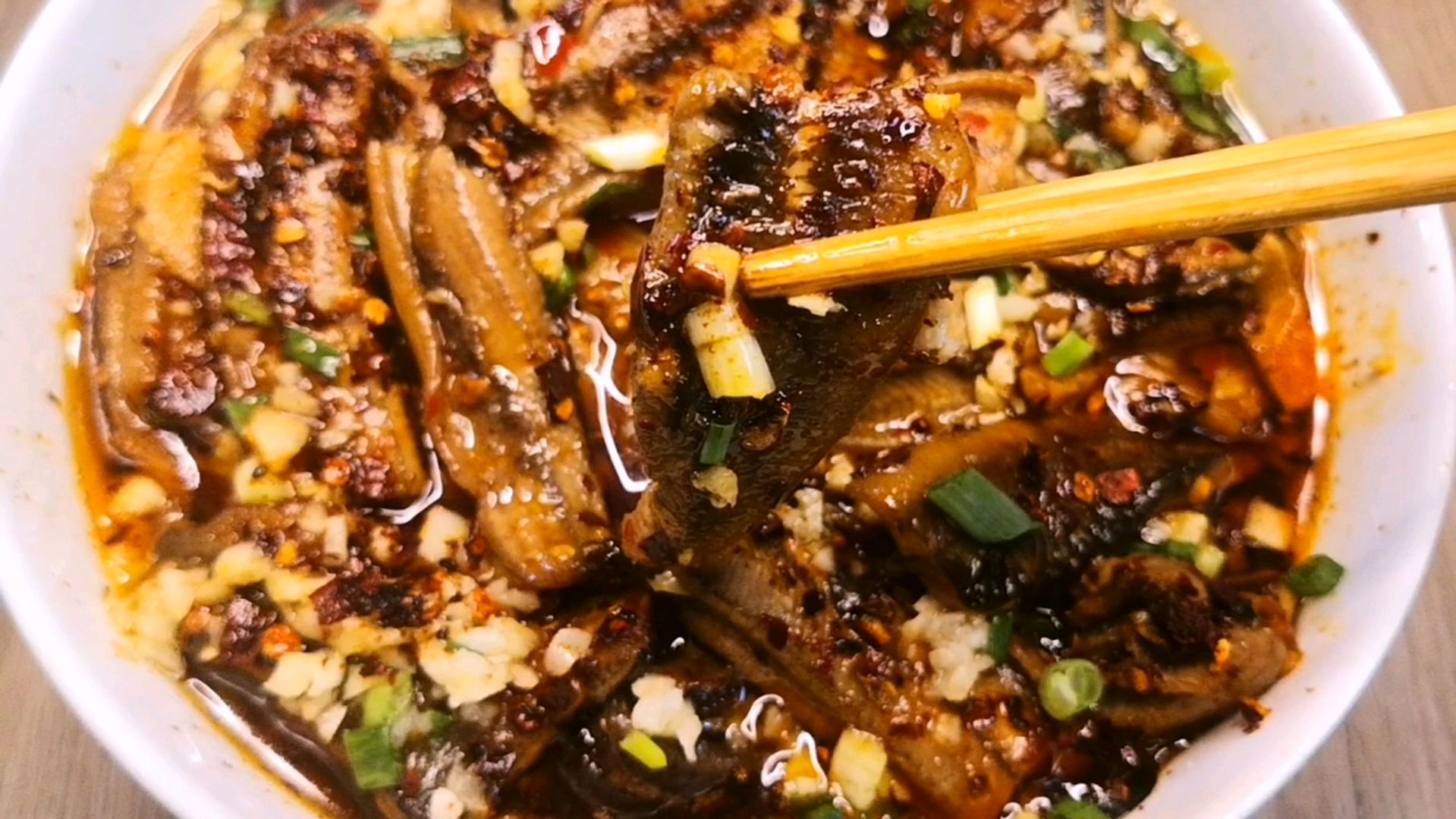 传统四川名菜水煮鳝鱼，1炒2煮3淋油，鳝鱼细腻滑嫩，味道很四川