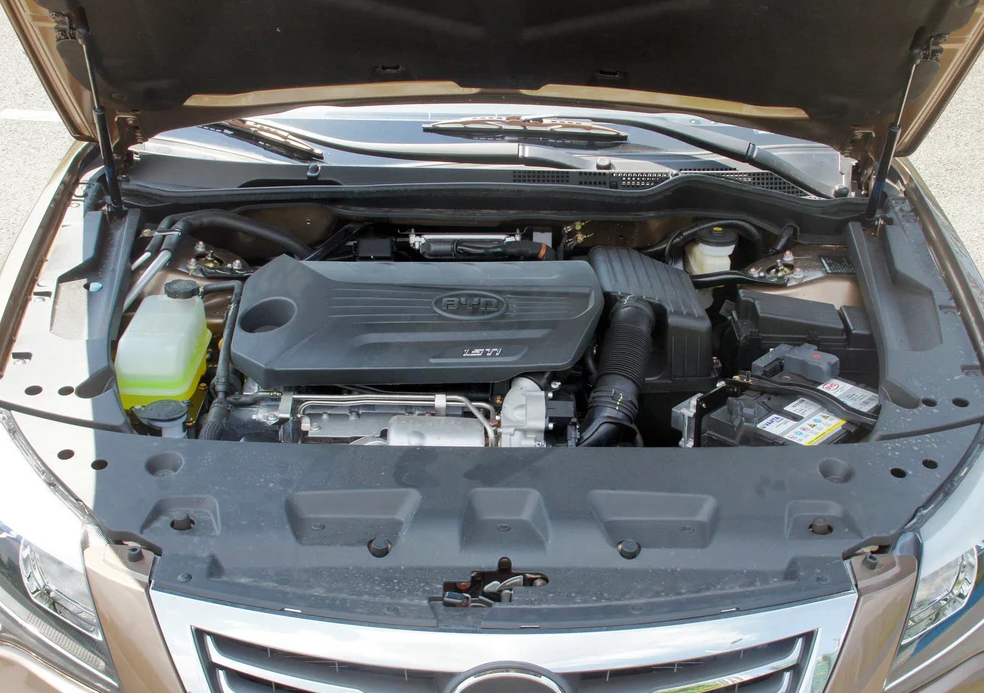 发动机舱里面的机组排列很整齐,可以看出设计师很负责,可以更加直观的