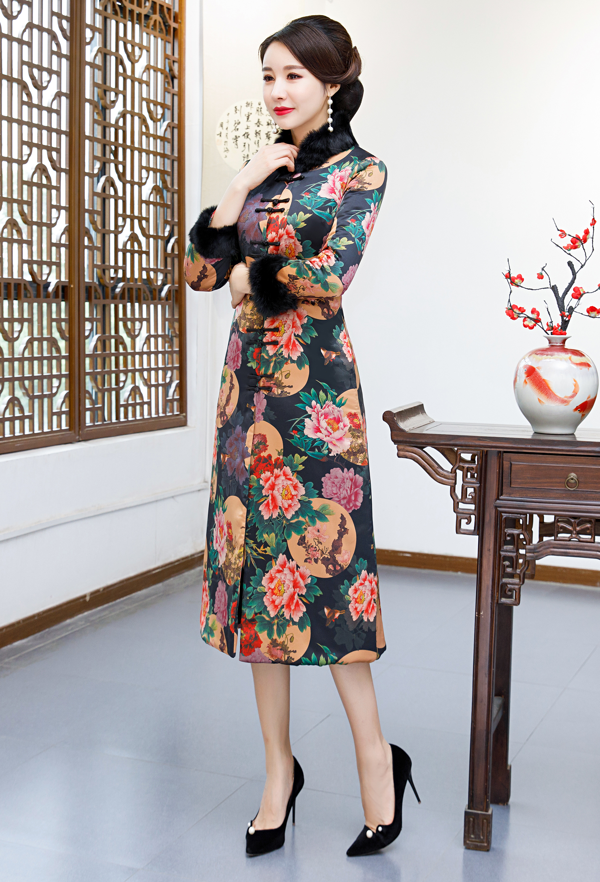 中长款毛领夹棉旗袍,修身塑形不臃肿,冬季穿她好看又保暖