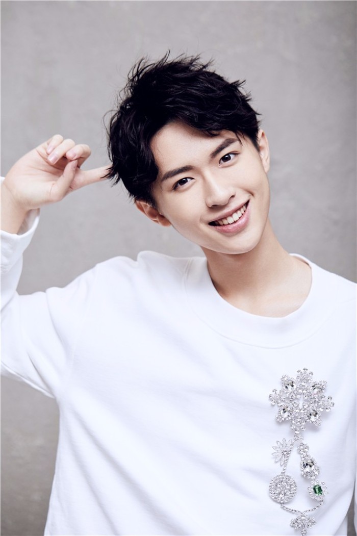 耽美文:他的轮廓锋锐,凤眼睥睨,自是一派不怒自威的长相