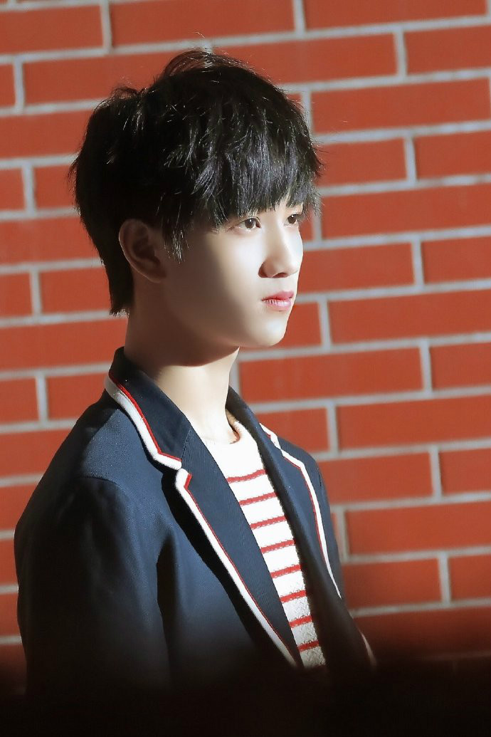 tf家族敖子逸单飞现身活动,穿着制服搭配条纹衫,丝毫不输tfboys