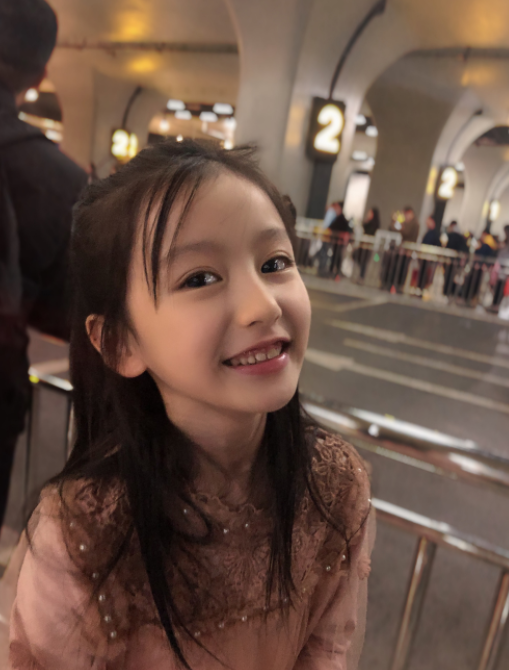 本以为9岁刘楚恬够美了,当看到同岁的她才知道什么是"小仙女".