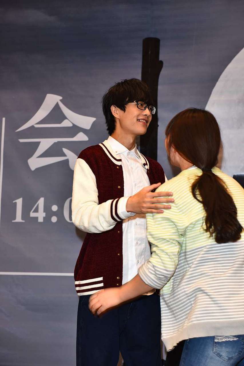 许嵩每年的保守收入大约在2500万元左右.