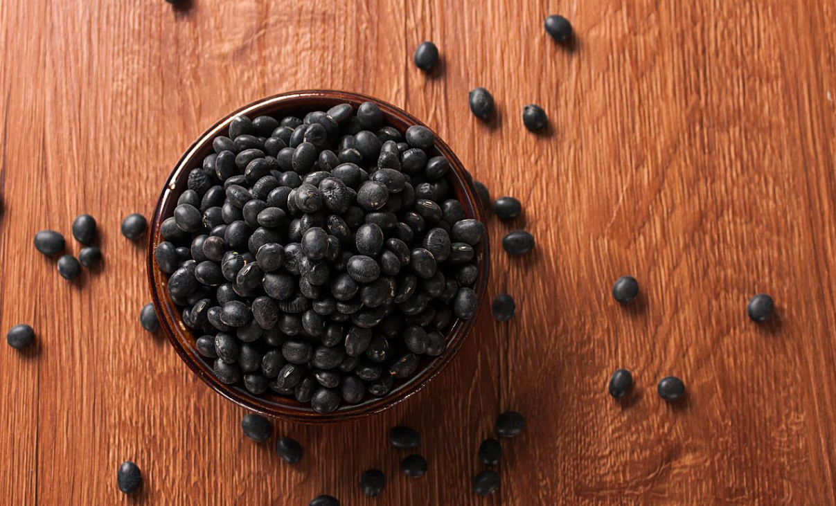 黑芝麻和黑豆哪一个更补?很多人都弄错了,有一样吃多会"伤肾"